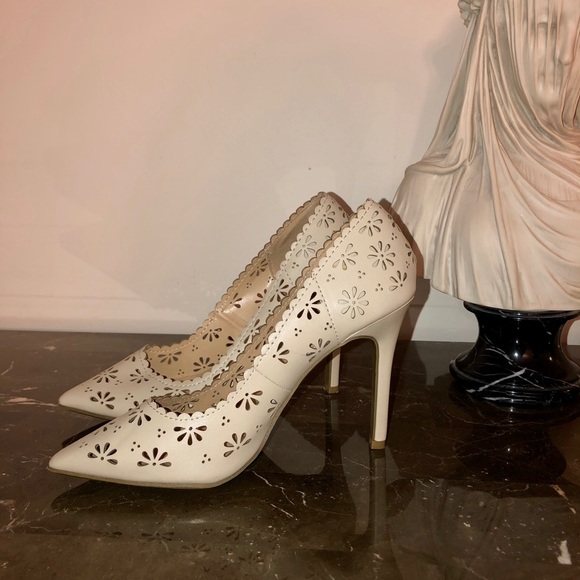 LC Lauren Conrad Shoes - Lauren Conrad Scalloped Floral Pumps size 7.5